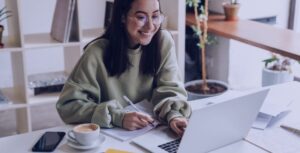 woman using AI to manage apprenticeship reviews